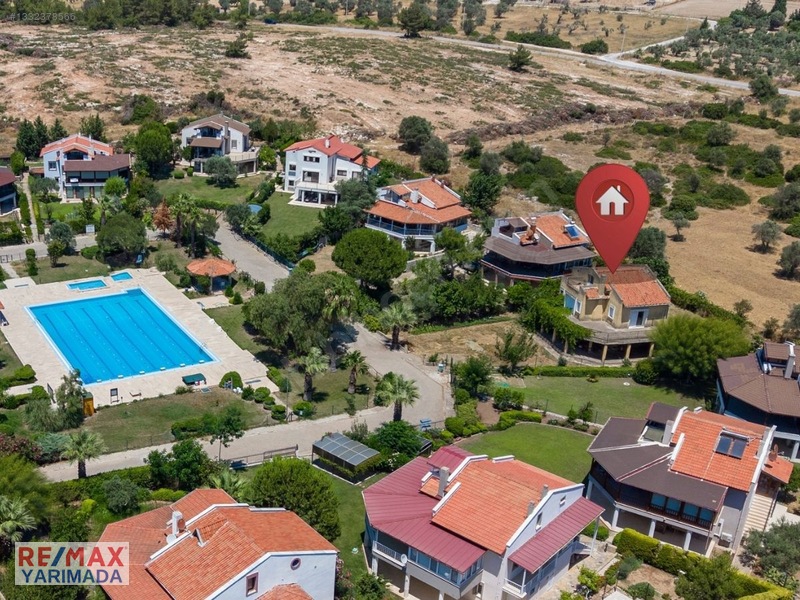 Urla Torasan'da Site İçinde 1.271m2 Arsa Paylı Natamam Villa — fotoğraf 6