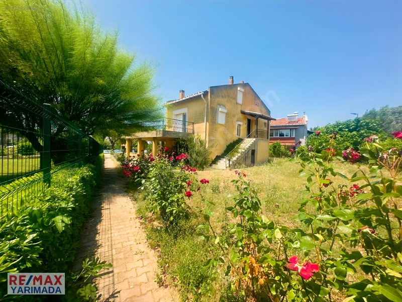 Urla Torasan'da Site İçinde 1.271m2 Arsa Paylı Natamam Villa — fotoğraf 7