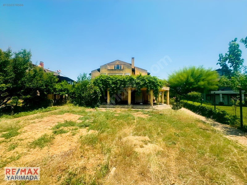 Urla Torasan'da Site İçinde 1.271m2 Arsa Paylı Natamam Villa — fotoğraf 8
