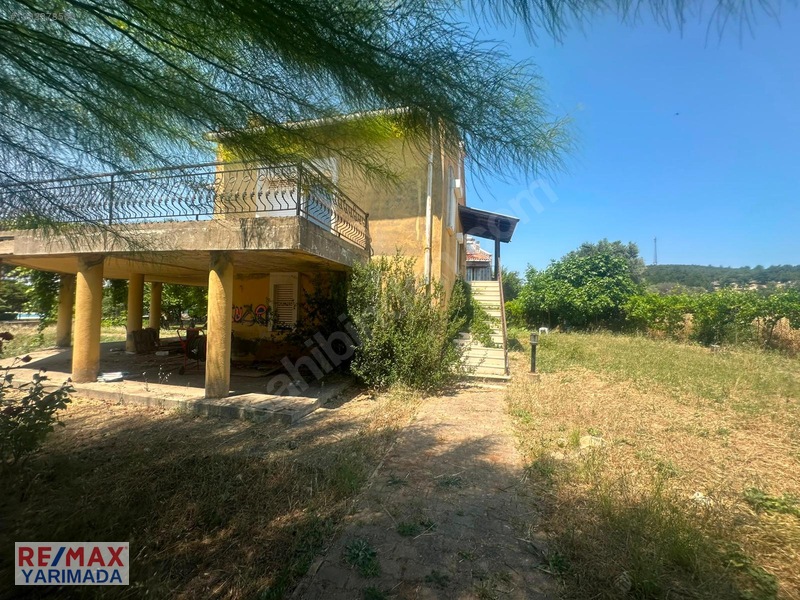 Urla Torasan'da Site İçinde 1.271m2 Arsa Paylı Natamam Villa — fotoğraf 9