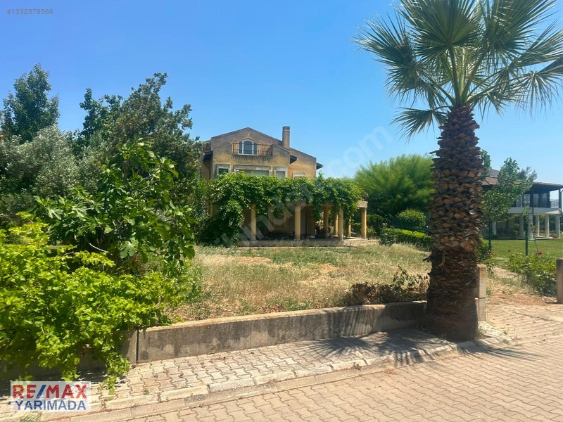 Urla Torasan'da Site İçinde 1.271m2 Arsa Paylı Natamam Villa — fotoğraf 11