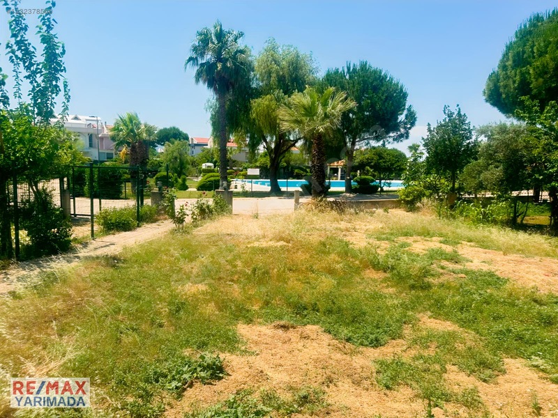 Urla Torasan'da Site İçinde 1.271m2 Arsa Paylı Natamam Villa — fotoğraf 13
