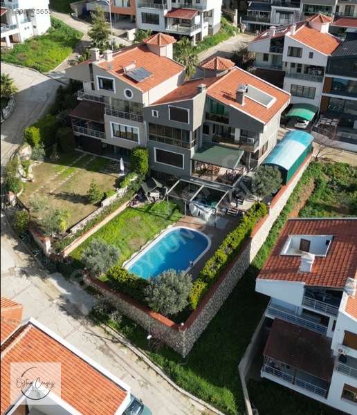 Güzelbahçe'de Havuzlu &bahçeli 2+1 Full Eşyalı Lüks Daire