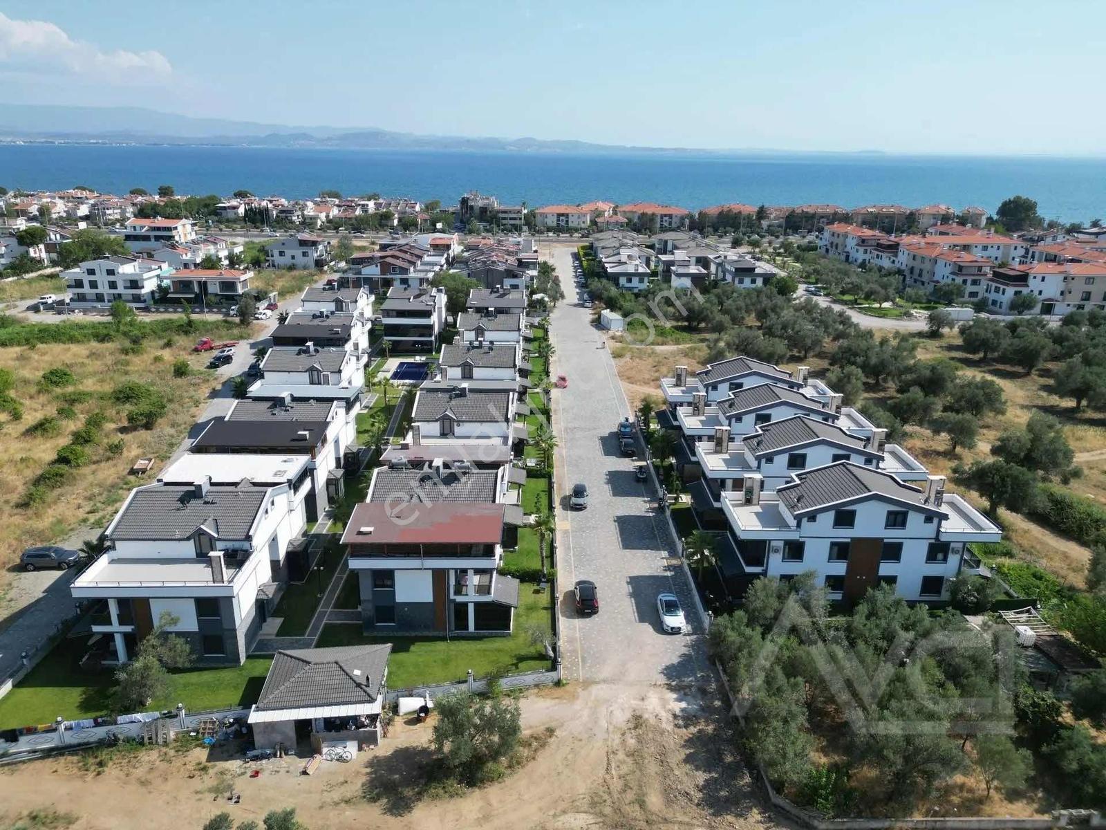 Avcı'dan Havuzlu Site İçinde 3+1 Denize 300mt Villa — fotoğraf 4