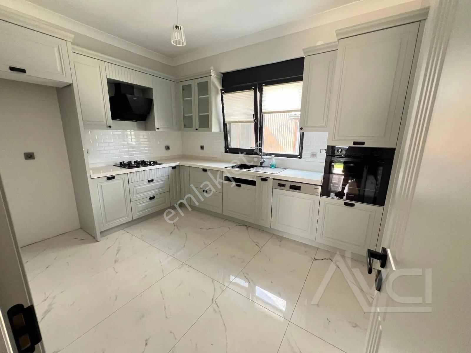 Avcı'dan Havuzlu Site İçinde 3+1 Denize 300mt Villa — fotoğraf 8