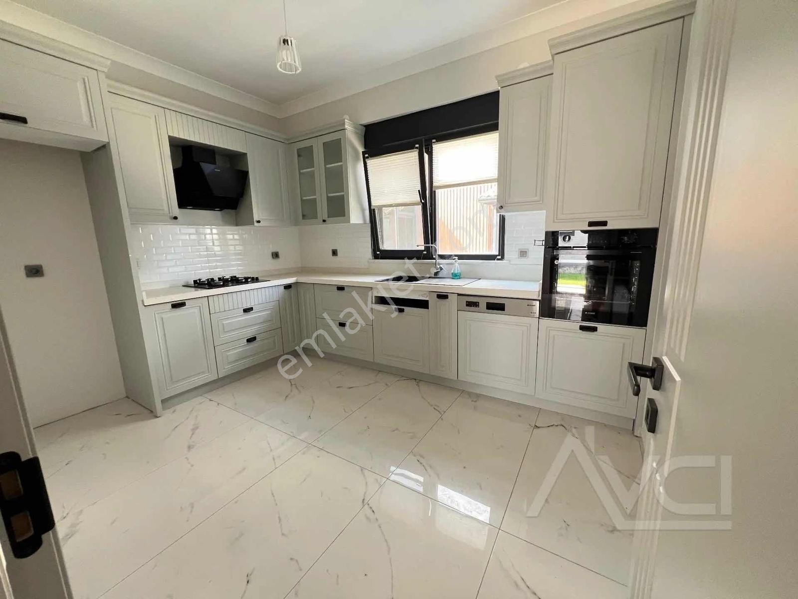 Avcı'dan Havuzlu Site İçinde 3+1 Denize 300mt Villa — fotoğraf 9