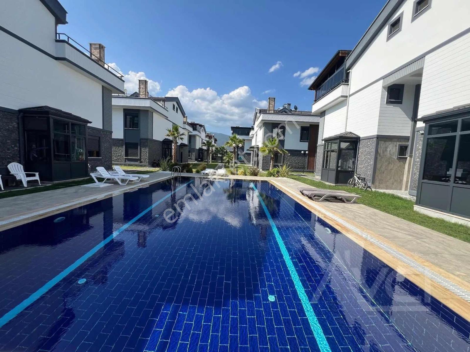 Avcı'dan Havuzlu Site İçinde 3+1 Denize 300mt Villa — fotoğraf 18