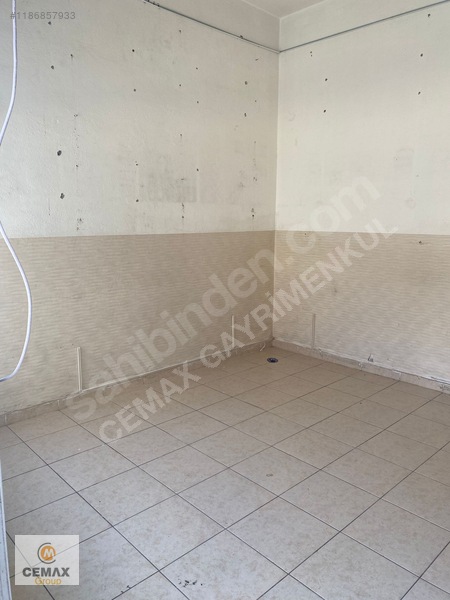Karataş Merkezde Uzay Çatılı Pazaraltında 11 M2 Kiralık Dükkan