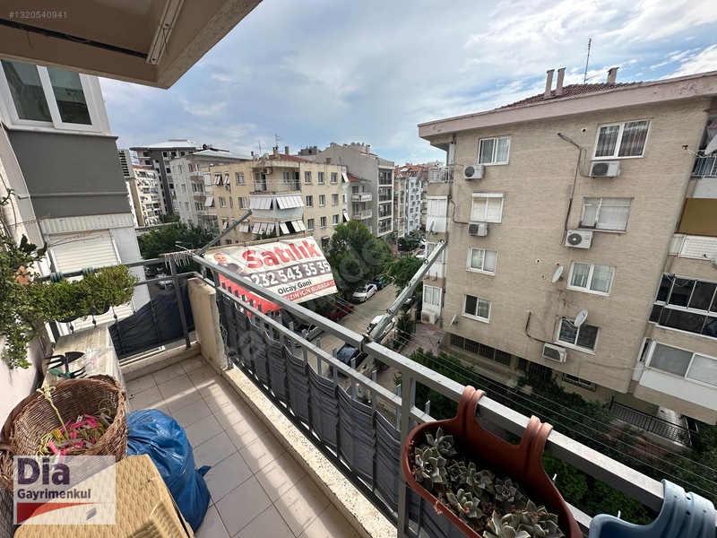 Karşıyaka'da Kiracısız 3+1 Geniş Daire Merkezi Konum — fotoğraf 2