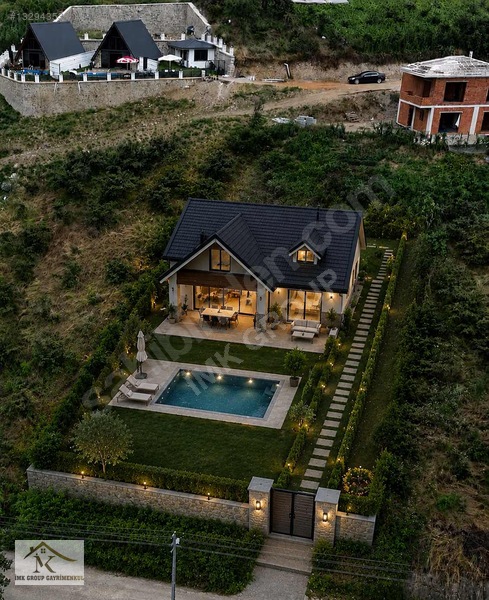 Akyazı'da Satılık Manzaralı 880m2 Villalık Arsa
