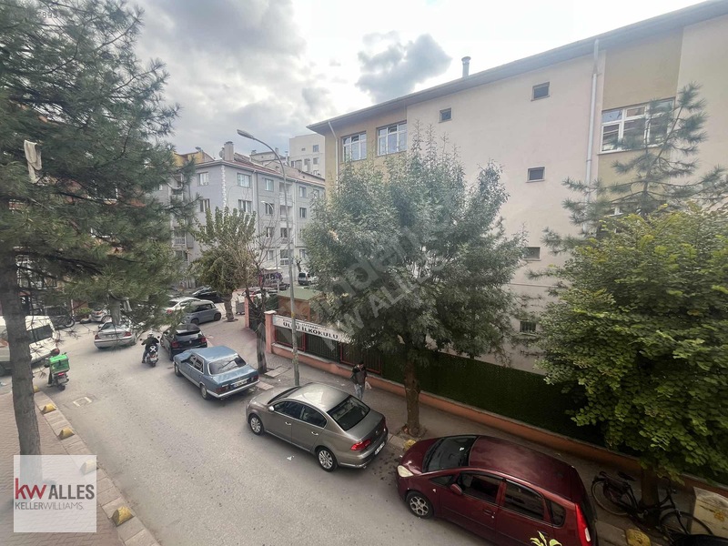 Kw Alles'ten, Yenibağlar'da Kiralık Ayrı Mutfaklı, Balkonlu 2+1 — fotoğraf 3
