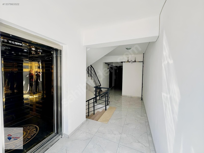 Remax Dem'den Cadde Üzeri Kiracılı Satılık 1+1 Eşyalı Daire — fotoğraf 3