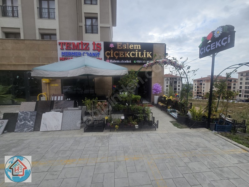Hastanesi Yolu Üzeri Geniş Park Ve Kullanım Alanlı Dükkan