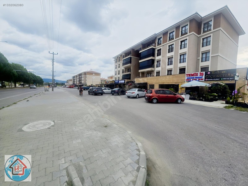 Hastanesi Yolu Üzeri Geniş Park Ve Kullanım Alanlı Dükkan — fotoğraf 2