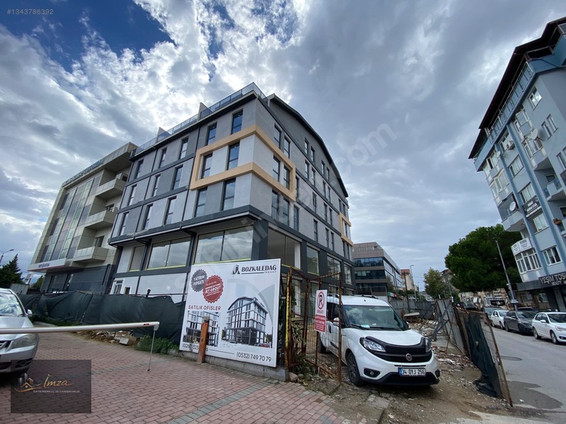 İzmit'in Kalbinde! Adliye Karşısı Satılık 1+1 Lüks Arakat Ofis!! — fotoğraf 2