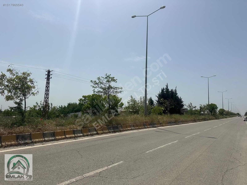 Emlak 79 Dan Gümrük Yolunda Asvalt Üstü 3 Cepheli Villalık Arazi
