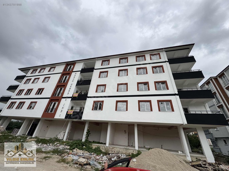 Yıldız Emlak'tan Satılık Ara Kat Sıfır 2+0 80 M2 Net Lüx Daire.