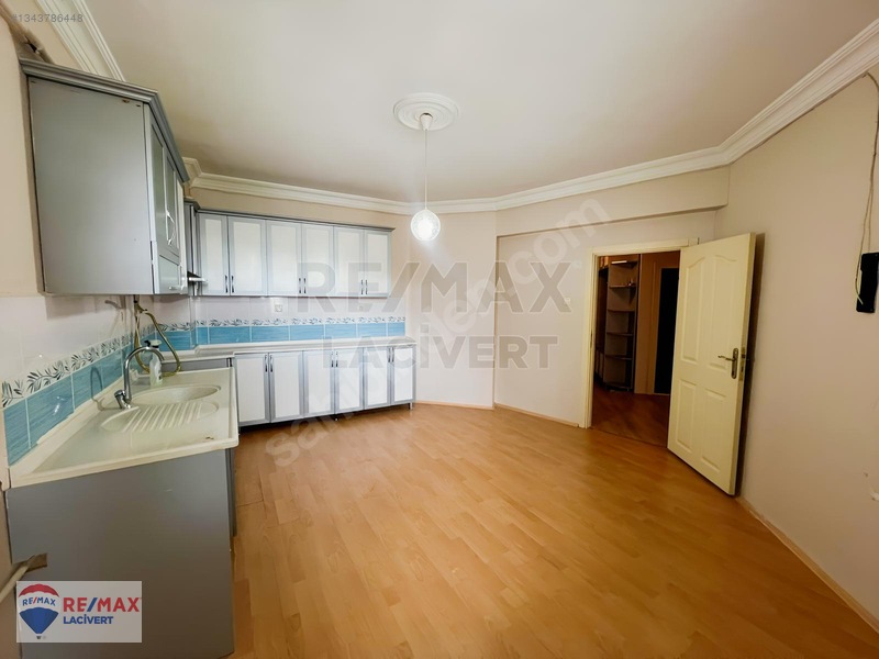 Re/max Lacivert'ten Yıldızkent'te Kiralık 3+1 Daire — fotoğraf 4