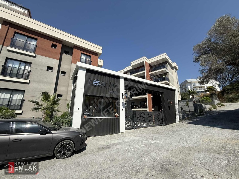 Kuşadası Merkezi Konumda Güvenlikli Havuzlu Satılık Daire — fotoğraf 2