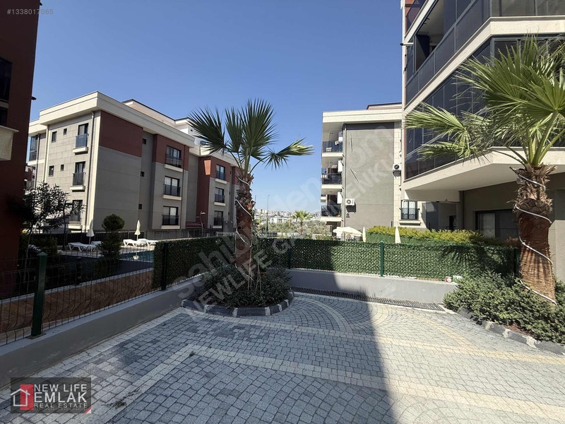 Kuşadası Merkezi Konumda Güvenlikli Havuzlu Satılık Daire — fotoğraf 4