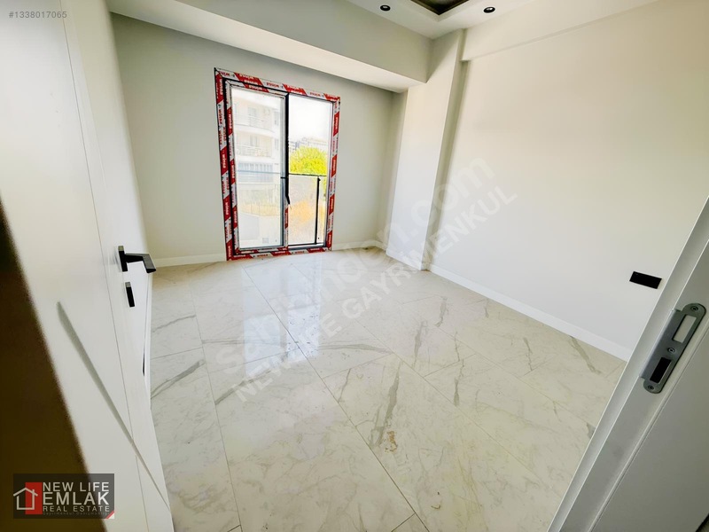 Kuşadası Merkezi Konumda Güvenlikli Havuzlu Satılık Daire — fotoğraf 9