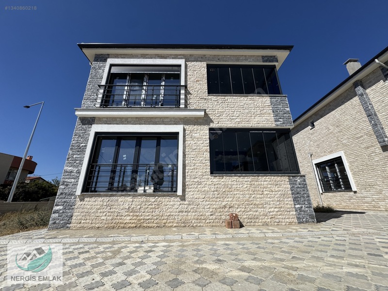 Nergisten Zeytinlide Girişte Odası Olan Ayrı Mutfaklı 4+1 Villa