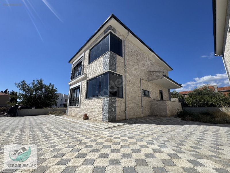 Nergisten Zeytinlide Girişte Odası Olan Ayrı Mutfaklı 4+1 Villa — fotoğraf 3