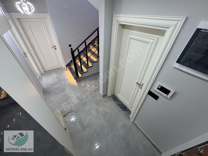 Nergisten Zeytinlide Girişte Odası Olan Ayrı Mutfaklı 4+1 Villa — fotoğraf 6