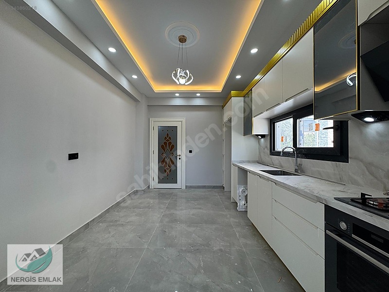 Nergisten Zeytinlide Girişte Odası Olan Ayrı Mutfaklı 4+1 Villa — fotoğraf 13