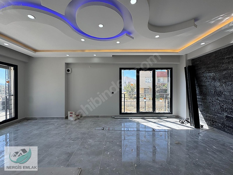 Nergisten Zeytinlide Girişte Odası Olan Ayrı Mutfaklı 4+1 Villa — fotoğraf 19