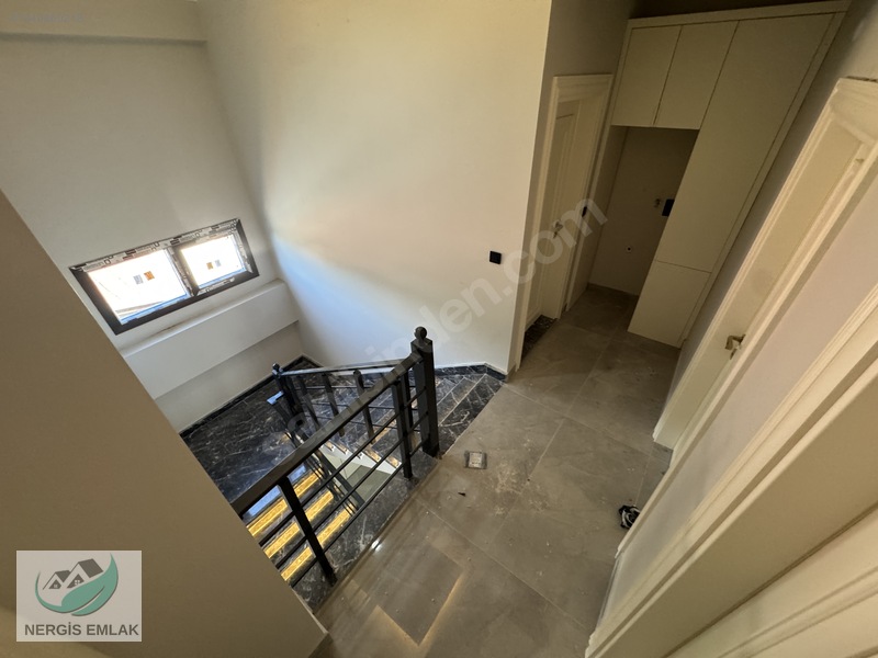 Nergisten Zeytinlide Girişte Odası Olan Ayrı Mutfaklı 4+1 Villa — fotoğraf 24