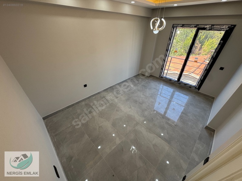 Nergisten Zeytinlide Girişte Odası Olan Ayrı Mutfaklı 4+1 Villa — fotoğraf 25