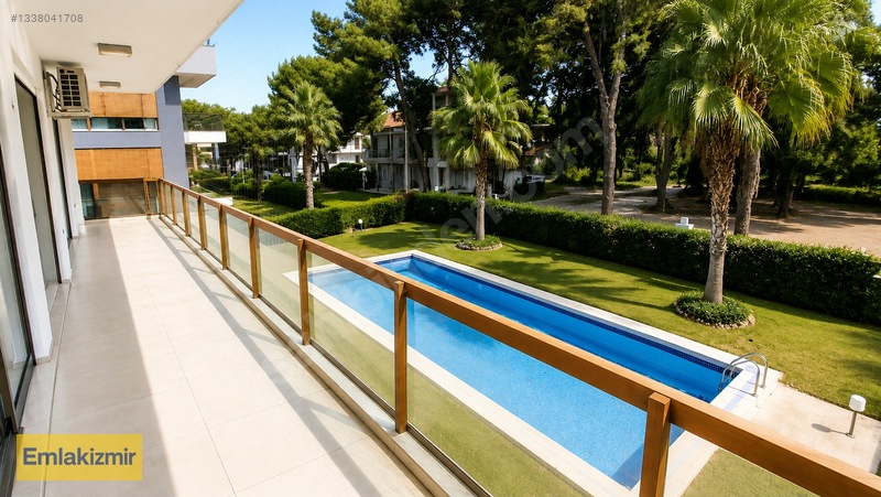 Güzelbahçe Maltepe'de Havuzlu Sitede Satılık 2+1 Çok Geniş Daire — fotoğraf 2