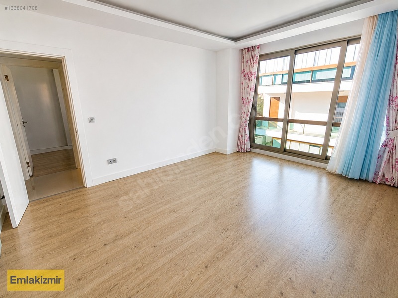 Güzelbahçe Maltepe'de Havuzlu Sitede Satılık 2+1 Çok Geniş Daire — fotoğraf 7
