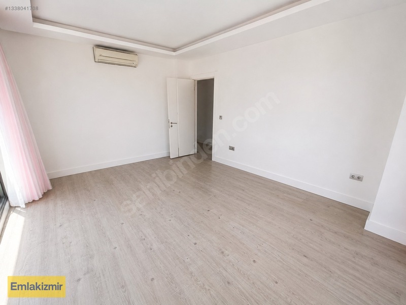 Güzelbahçe Maltepe'de Havuzlu Sitede Satılık 2+1 Çok Geniş Daire — fotoğraf 8