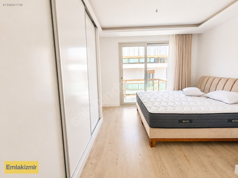 Güzelbahçe Maltepe'de Havuzlu Sitede Satılık 2+1 Çok Geniş Daire — fotoğraf 9