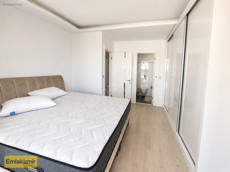 Güzelbahçe Maltepe'de Havuzlu Sitede Satılık 2+1 Çok Geniş Daire — fotoğraf 10