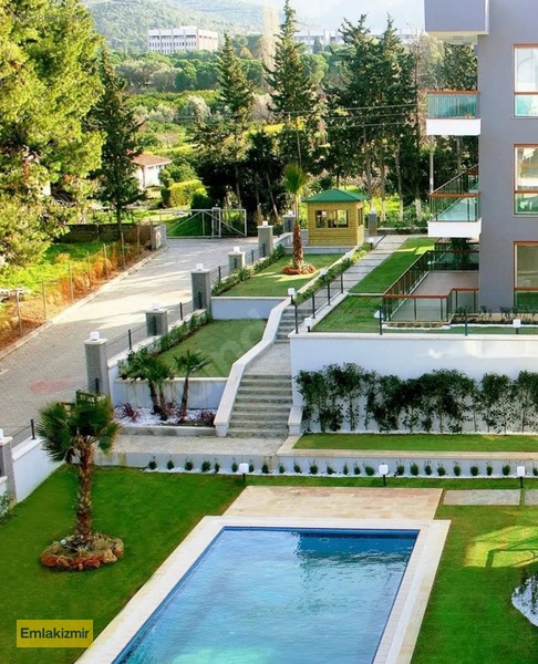 Güzelbahçe Maltepe'de Havuzlu Sitede Satılık 2+1 Çok Geniş Daire — fotoğraf 14