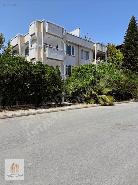 Güzeloba'da Satılık İkiz Villa, 440m² Arsa, 5+1 / 5+1