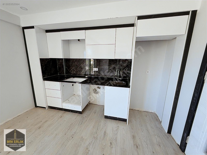 Bmk'da Finike Kum Mahallesinde Denize Yakın Satılık 1+1 — fotoğraf 2