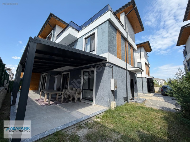 Yeni Stad Yakını Bahçe Kullanımlı Ve Teraslı Satılık Villa