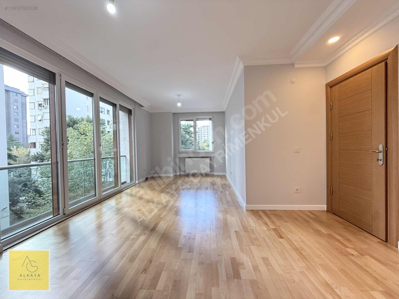 Suadiye'de Satılık 2+1 Boş Daire - 90m² -2 Balkonlu - Otoparklı