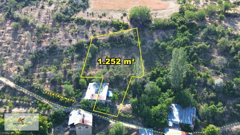 Başyayla Üzümlü Mahallesi'nde 1.252 M² Arsa İçerisinde Kerpiç Ev — fotoğraf 3