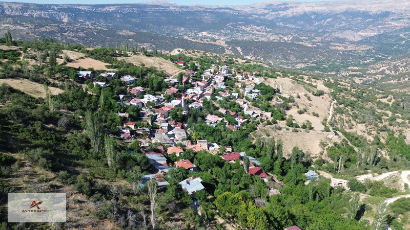 Başyayla Üzümlü Mahallesi'nde 1.252 M² Arsa İçerisinde Kerpiç Ev — fotoğraf 6