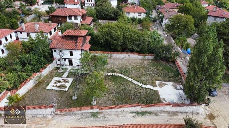 Egemen Emlak'tan Bağlarbaşı'nda Satılık 3 Katlı Bahçeli Konak
