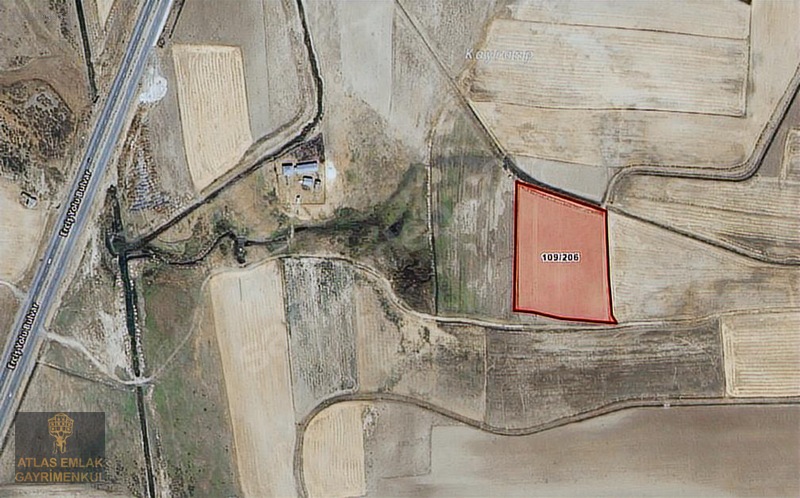 Atlas'Tan Göllü Mah. Erciş Yoluna Yakın Satılık 15.595 M2 Tarla