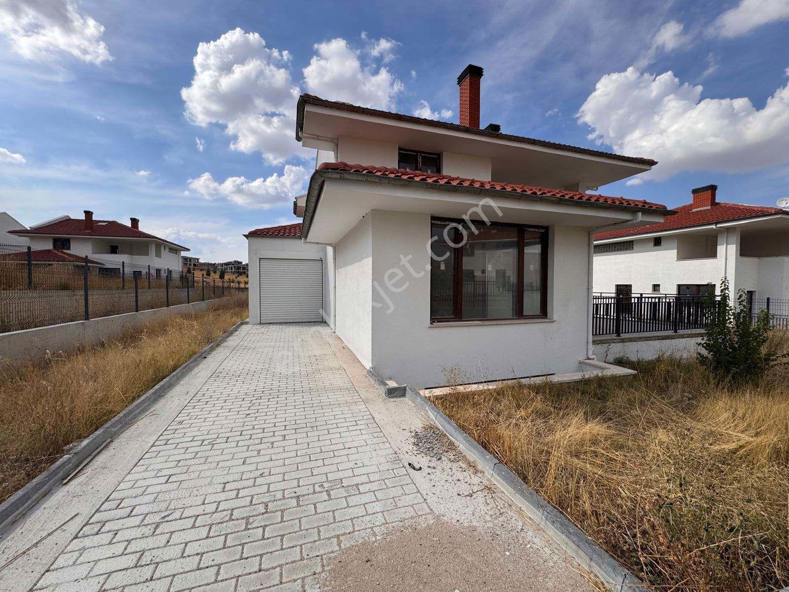 Etimesgut Balıkuyumcu’da 2023 Yapımı, 3 Katlı 4+2 Sıfır Villa | 330 M² Brüt