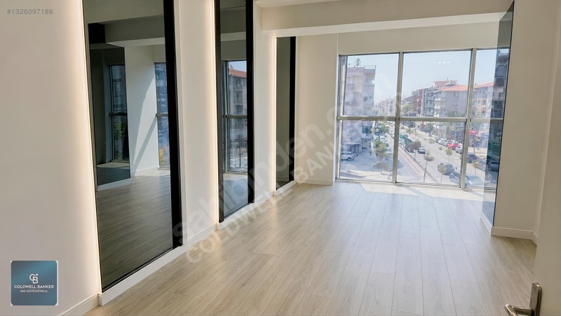 Narlıdere'nin Merkezi Noktasında 130 M² Satılık Ofis — fotoğraf 2