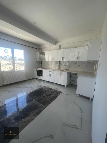 Mardin Huzur Emlak'Tan Belediye Garajı Yanı Kiralık 2+1 Daire