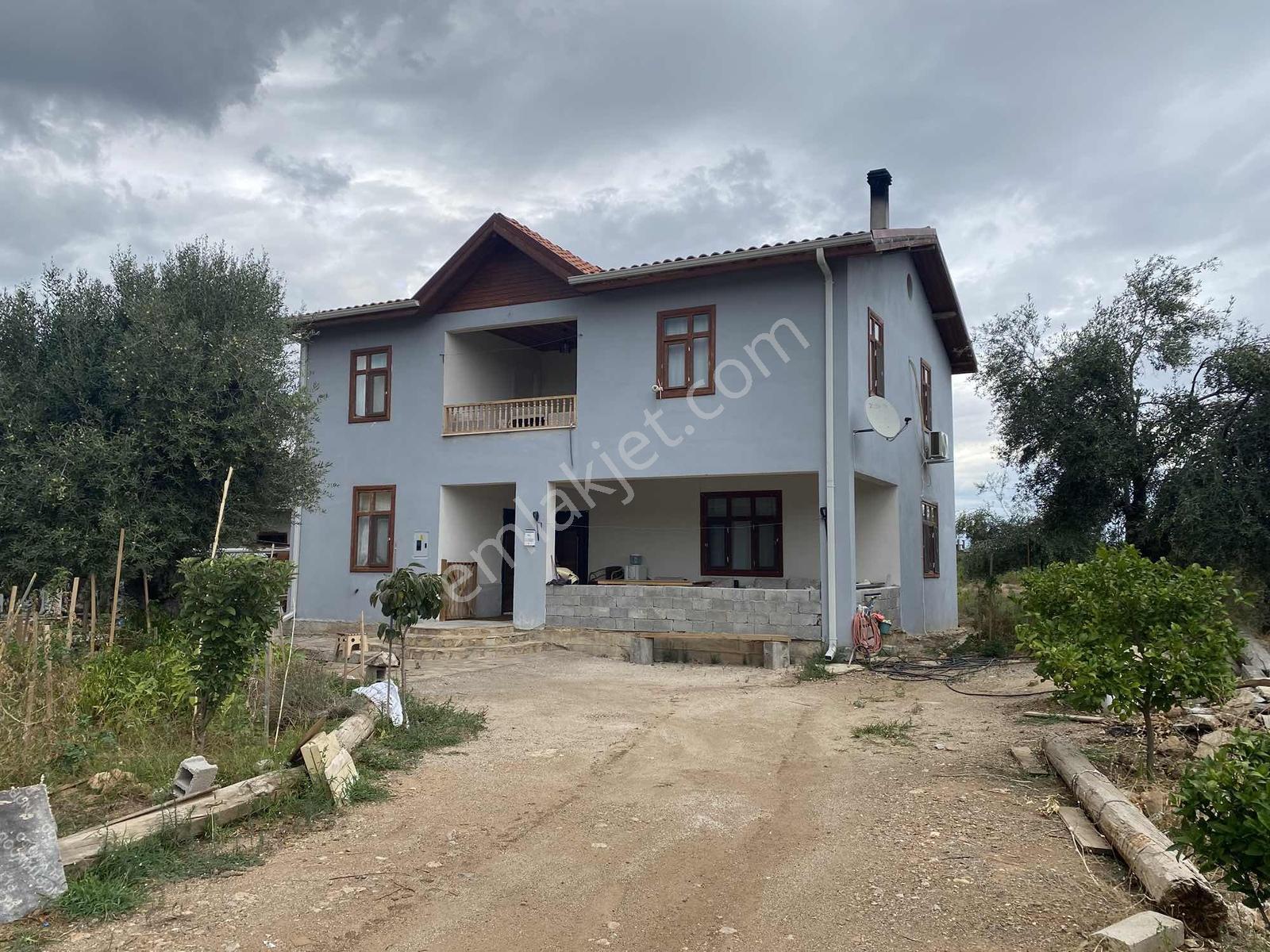 Döşemealtı Düzlerçamı'Nda İçinde 6+1 Ev Olan Satılık Tarla